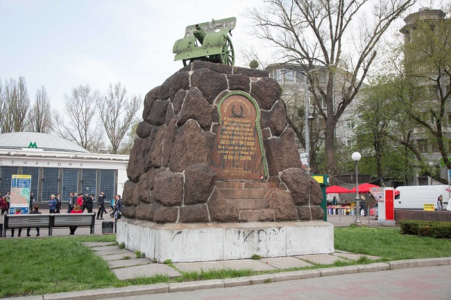 Арсенальна площа: пам'ятник робітникам заводу Арсенал