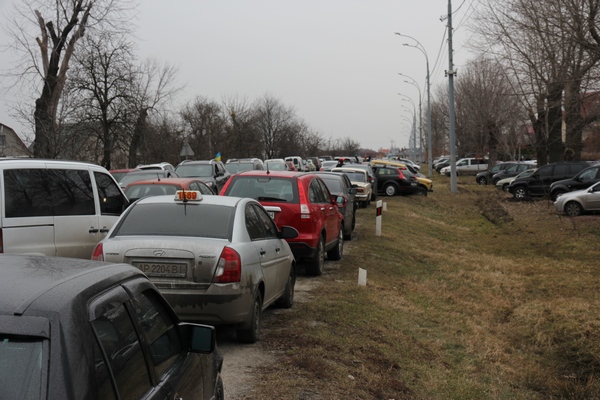 Такої кількості автомобілів в Нових Петрівцях ще не бачили: екс-президент Віктор Янукович не влаштовував у себе в маєтку великих прийомів