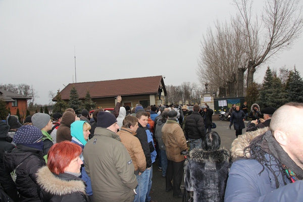 Близько полудня ворота відкрилися для відвідувачів