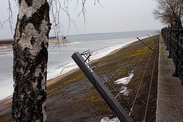 З боку Київського моря фортеця теж надійно захищена проводами під струмом