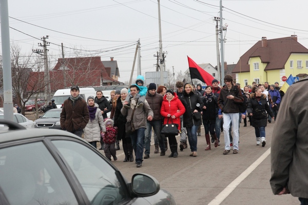 Ближче до вечора до садиби стали підтягуватися «сотні» самооборони - хлопці в камуфляжі йшли організовано, ладом і з піснею