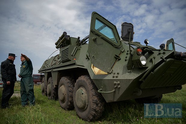 Ні, давайте випустимо БТР-4, який коштує як 10 модернізованих БТР, сирий, недопрацьований, щоб він стояв мертвим вантажем