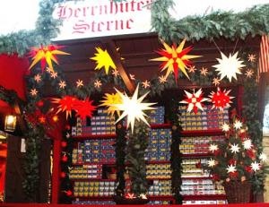 Крім того, ці зірки можна побачити і купити на більшості найбільших різдвяних базарів Європи, особливо в Німеччині (наприклад, в   Дрездені   ,   Нюрнберзі   , Берліні та інших німецьких містах, де під Різдво проводяться традиційні ярмарки)