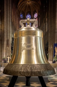 На Східній вежі собору розташований найбільший дзвін Нотр-Дама Еммануель, вага якого становить 15 тонн, а вага його мови більше 500 кг
