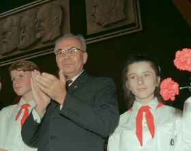 Чехословацький президент Густав Гусак з піонерами, Фото: ЧТ   - Звичайно