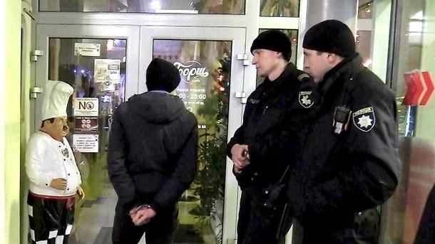 17 грудня 2018, 13:53 Переглядів:   У Києві затримали розбійників, які напали на охоронця автозаправки