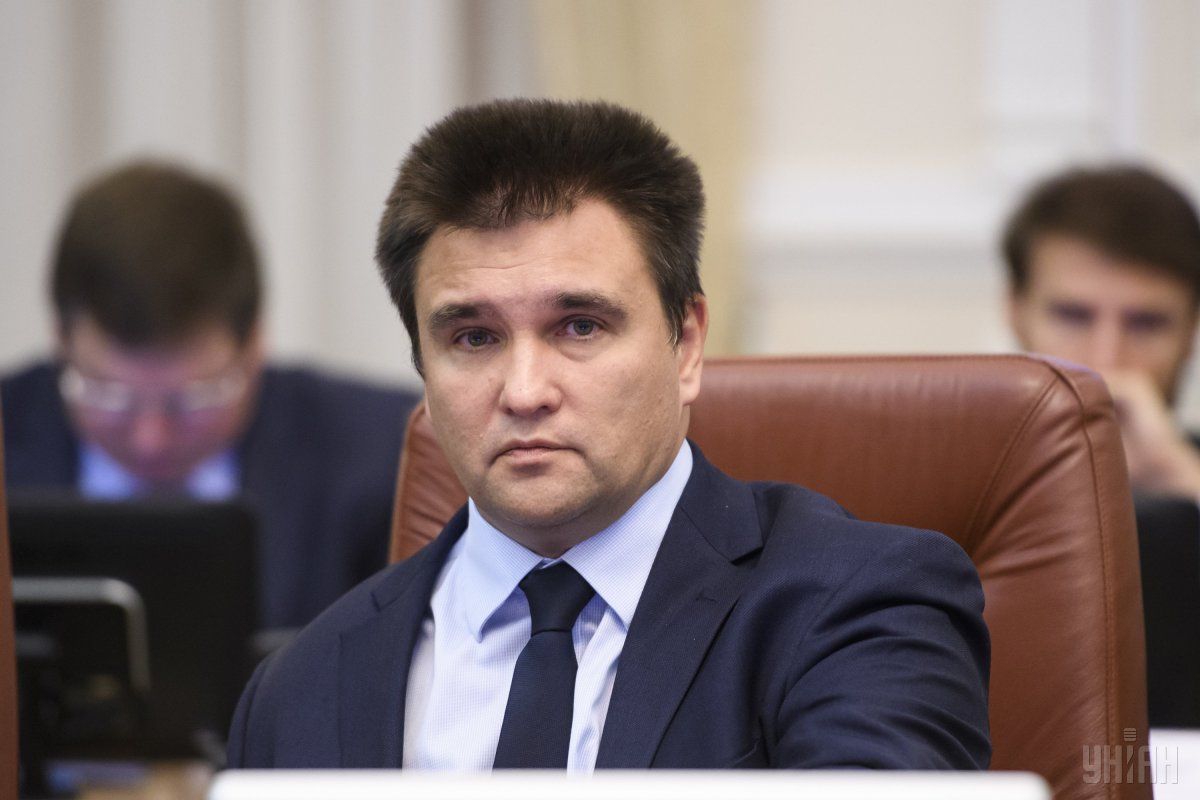 Глава МЗС пропонує закарпатцям не порушувати законодавство України, яке не передбачає подвійного громадянства, і самостійно усунути порушення, зробивши чесні кроки назустріч українським законодавством