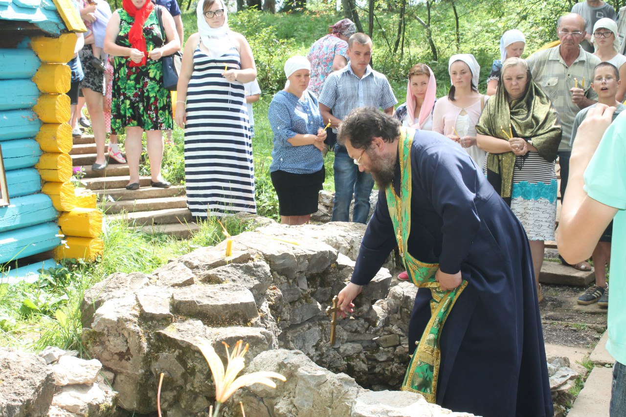 водосвятний молебень на початку Ками   КАМА АБО ВОЛГА   У географії багато значить традиція