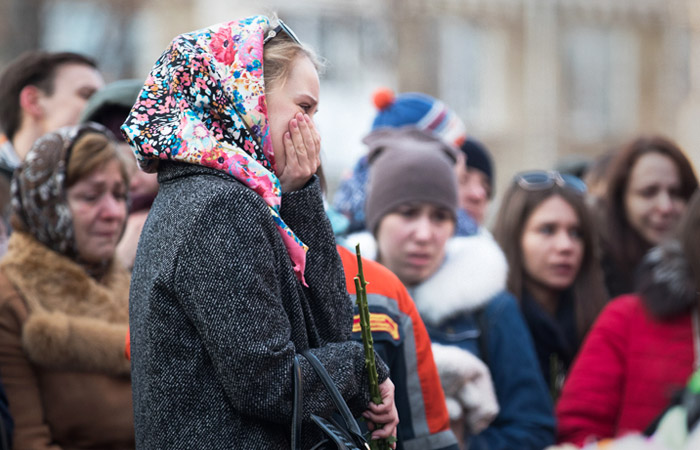 Безвісти зниклими на пожежі в ТЦ Зимова вишня числяться 38 чоловік   Жителі Кемерова у торгово-розважального центру Зимова вишня   Фото: ТАСС, Данило Айкіна   Москва