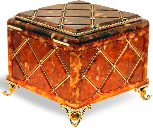 У Росії існує два художні напрямки по роботі з бурштином, дві школи бурштинового мистецтва - Санкт-Петербурзька і Калінінградська, в майстернях яких створюються унікальні шедеври з сонячного каменю