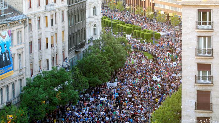 Державні медіа маніфестанти називають машиною пропаганди, передає DW з посиланням на агентство Reuters
