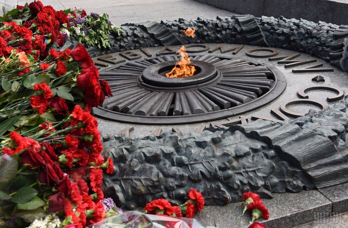 Яценюк підкреслив, що згадуючи про жертви нацизму, варто пам'ятати, що «сталінський радянський режим був таким же винуватцем Другої світової війни»:   фото УНІАН   Кожен диктатор, який скоює злочини проти людства та світу, повинен бути покараний, і це головний урок Другої світової війни