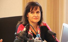 Радка Маркова, фото: Андреа Заграднікова, ЧРО   Уже факт підписання конвенції Ради Європи, як підкреслює депутат правлячого руху ANO Радка Максова, дозволив Чехії прийняти цілий ряд заходів: «Хоча ми вже ввели в дію захисного заходу тимчасового вигнання насильника з його житла, що дозволяє захистити домочадців від нападок, і створили цілий ряд органів , що дозволяють надати допомогу жертвам насильства, «Стамбульська конвенція» дозволила перекваліфікувати сталкинг, тобто переслідування жертви, в кримінальне діяння