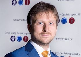 Ян Кнежінек, фото: Архів Уряду ЧР   Одночасно законодавець просить звернути увагу на іншу проблему, пов'язану з обговорюваним питанням: «У нас немає достатньої кількості коштів на фінансування вже створених органів, які допомагають жертвам насильства - консультацій, кризових центрів і« гарячих телефонних ліній », притулків з засекреченими адресами