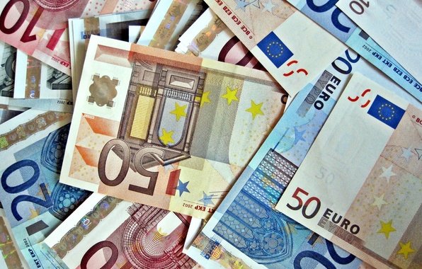 У четвер, 12 квітня, 2018 року Національний банк України (НБУ) в порівнянні з попередніми банківськими днями зміцнив курс гривні майже на 5 копійок - до 25,92 гривень по відношенню до долара