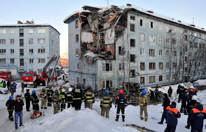 За словами рятувальників, якби НП сталася вночі, жертв могло б бути набагато більше   Вибух газу в житловому будинку в Мурманську   Фото: ТАСС, Лев Федосєєв   Москва