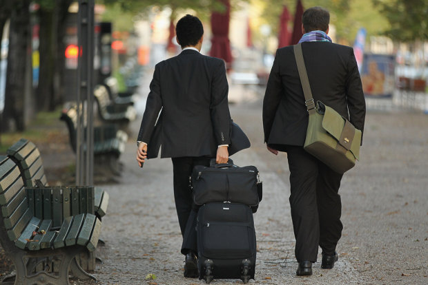 Але, тільки якщо уряд Німеччини прийме відповідний документ, суперечки про який зараз ведуться в Бундестазі, тоді робочу візу на півроку українці зможуть отримати без запрошення, і вже на місці шукати роботодавця