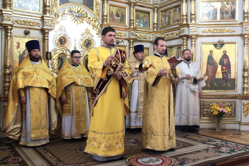 Його Преосвященству співслужили: благочинний Ярцевского округу протоієрей Василь Мовчанюк, настоятель Петропавлівського храму ієрей Володимир Куркін, духовенство благочиння, клірики Свято-Успенського кафедрального собору міста Смоленська