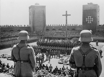 З 1924 по 1928 рік Людендорф був депутатом Рейхстагу від Націонал-соціалістичної партії свободи, а в березні 1925 р балотувався на пост президента Німеччини, але набрав лише 1,5% голосів (переміг на цих виборах його колишній начальник Гінденбург)