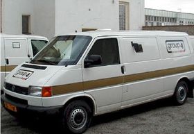 Броньований автомобіль охоронної агентури «Group 4 Securitas» (Фото: ЧТК)   У понеділок вранці в Празі озброєні грабіжники вкрали понад 100 мільйонів крон