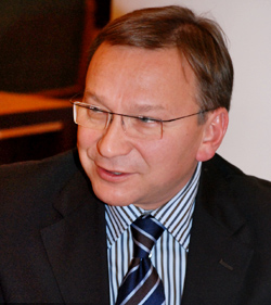 Навряд чи нове російське телебачення було б таким, яке воно є зараз, якби не було в його долі Ігоря Угольникова