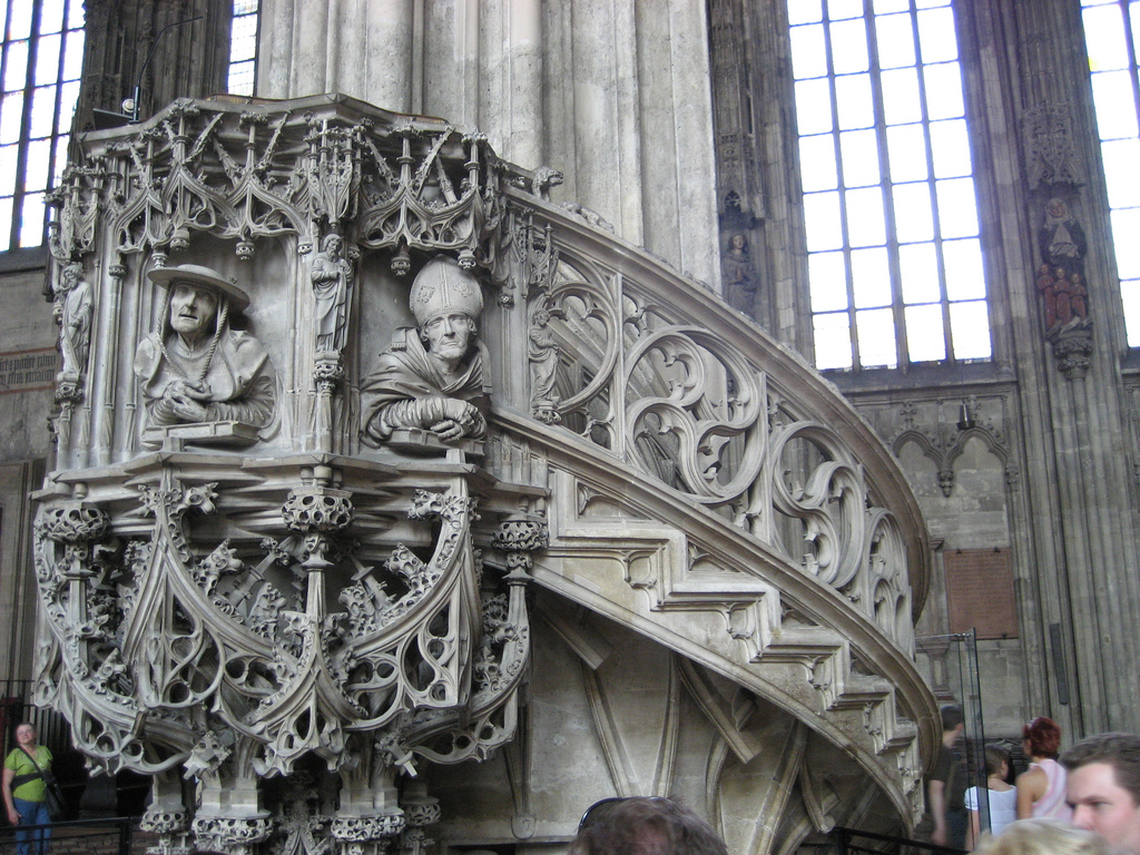 Поки священик піднімається сходами всередині нього відбувається боротьба добра і зла, а собачка на верху сходи проганяє і те й інше, і священик приступає до проповіді очищеним