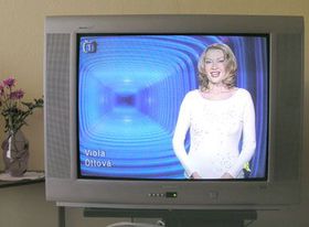 Але з іншого боку, в нашу медіальну епоху мало хто може обходитися без телебачення