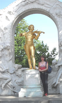 Уздовж дороги в великій кількості трапляються вітряки, що виробляють безкоштовну електроенергію