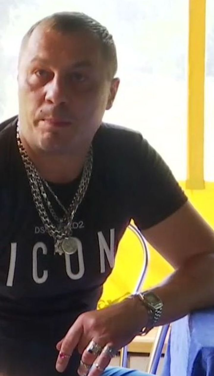 Але правоохоронців 43-річний постоялець запевнив, що його гвинтівка тільки аксесуар, за допомогою якого він позбавлявся від депресії