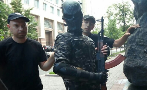 25486 переглядів   поліція Києва   Правоохоронці затримали молодика з автоматом Калашникова біля будівлі Кабінету міністрів