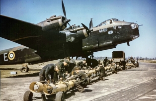 30 Апреля 2018 Фото: Важкий англійська бомбардувальник Стірлінг на старті в Mildenhall, графство Саффолк, 1942 рік