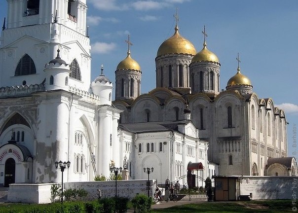 На узвишші над вівтарем князь облаштував майданчик з золота і срібла, звідки читалися проповіді і Святе Письмо