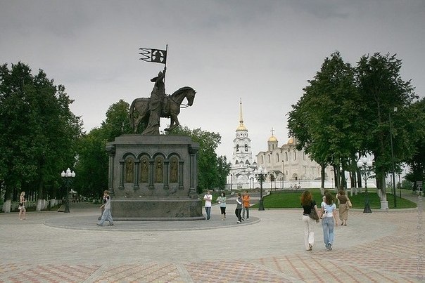Здобувши перемогу над татаро-монголами на Куликовому полі в 1380 році, росіяни з особливим завзяттям взялися відновлювати колишню велич Русі