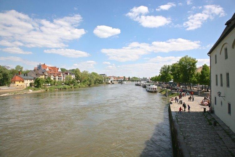 Постоявши трохи і набравши достатньо пасажирів, він плавно відійшов від причалу і попрямував вниз за течією річки