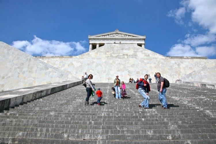 Тоді ж він замислив спорудити коли-небудь Пантеон - храм слави видатних людей Німеччини