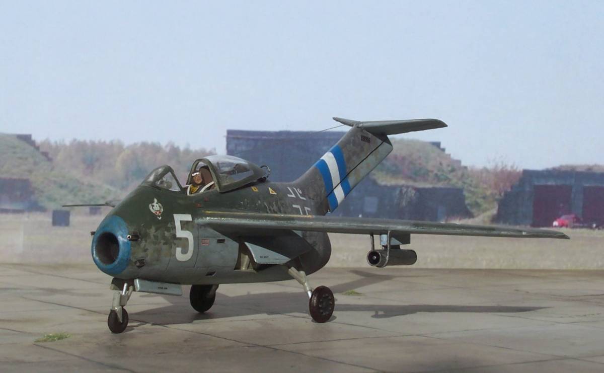 В хвостовій частині фюзеляжу розташовувався рідинний ракетний двигун тягою до 100 т, з боків знаходилися два допоміжних ракетних двигуна